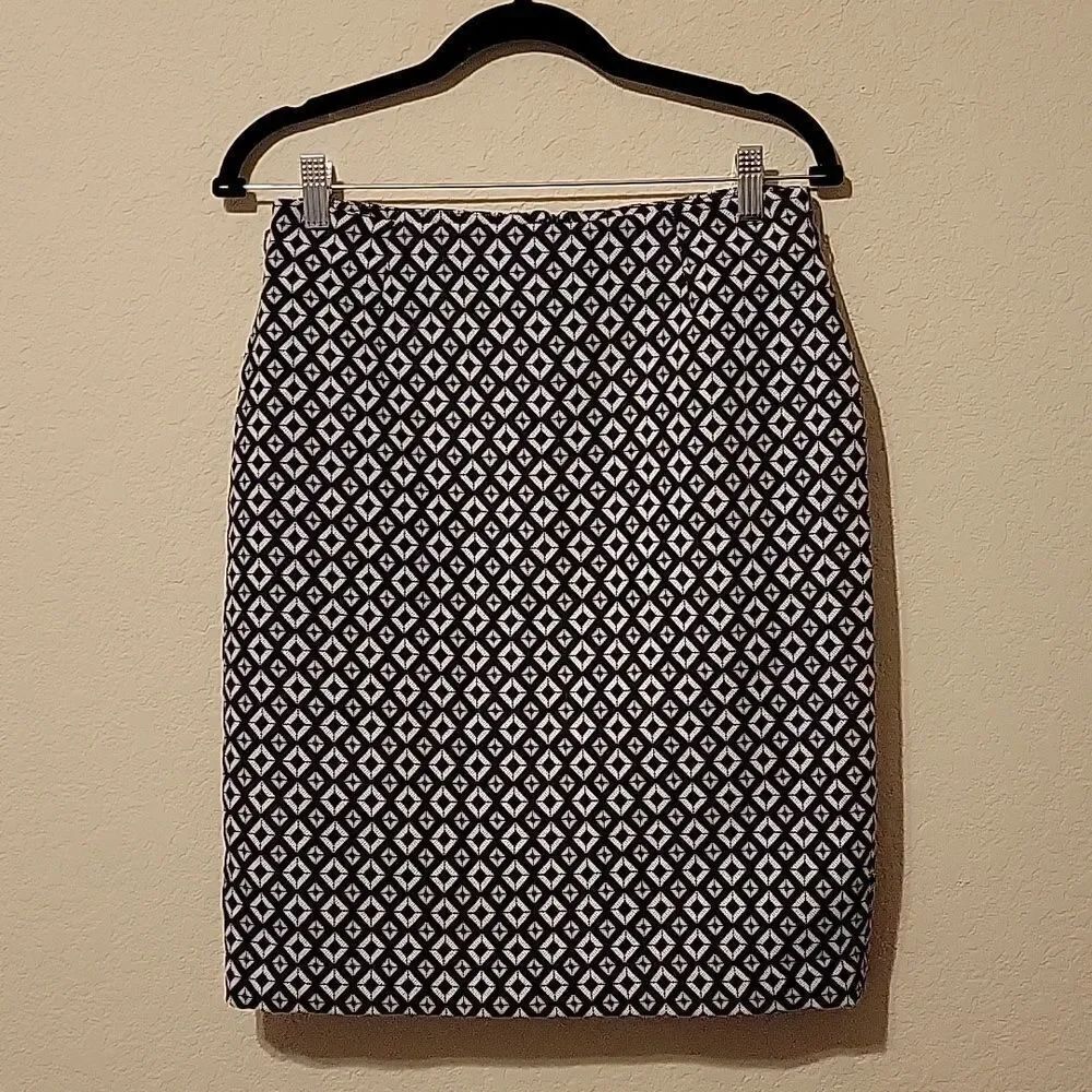 Worthington woman's size 8 black & white design skirt.